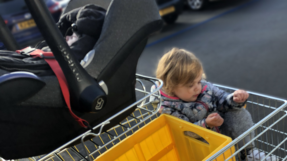 boodschappen doen met twee kinderen